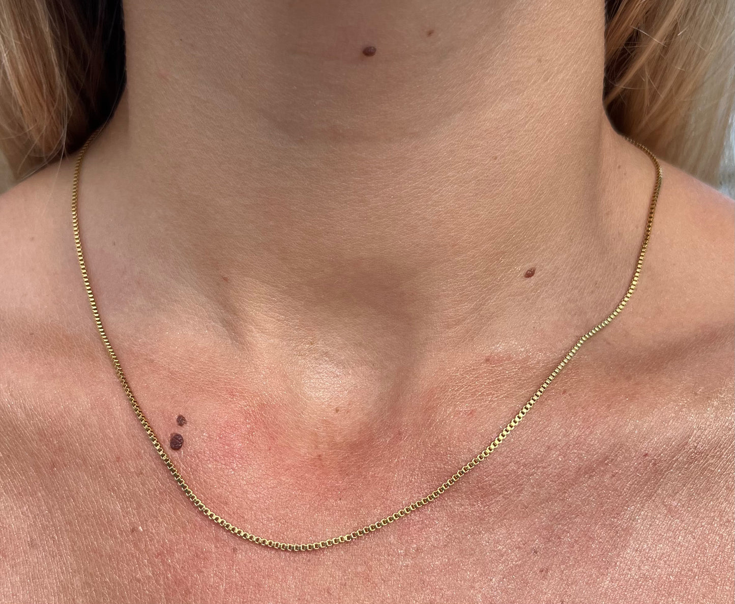 Collier La Soléa doré waterproof & hypoallergénique HÉMÉRA sur fond sable lumineux