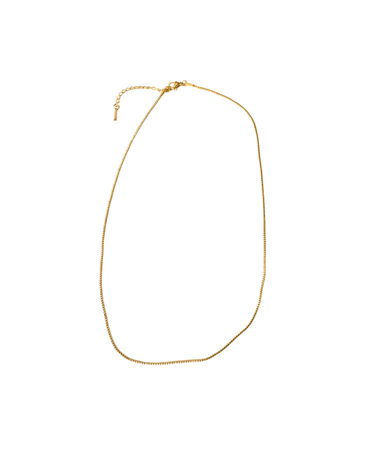 Collier La Soléa doré waterproof & hypoallergénique HÉMÉRA sur fond sable lumineux