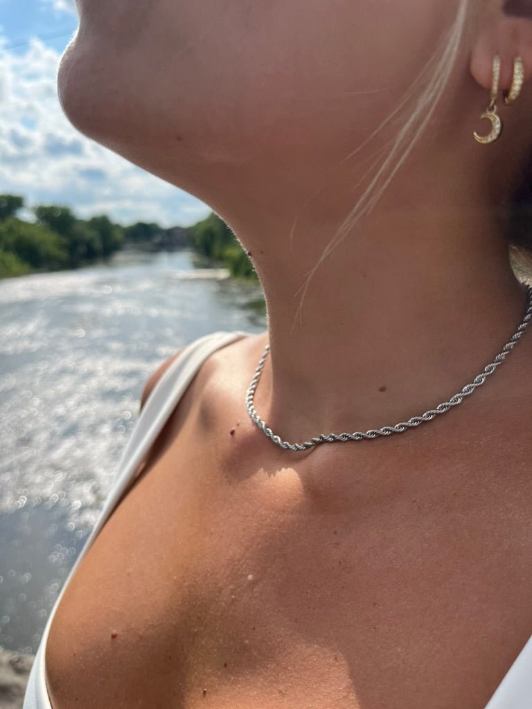 Collier torsadé waterproof & hypoallergénique – Style moderne